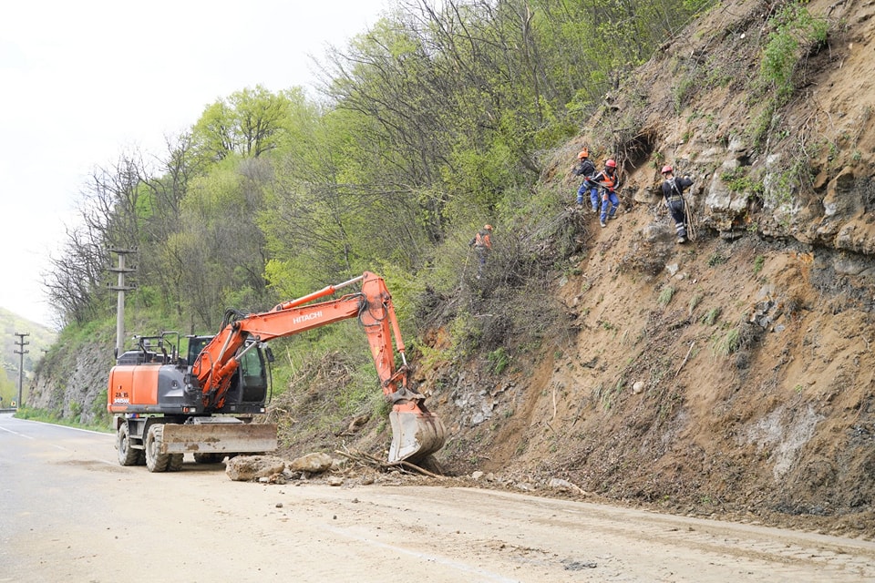 După cinci ore de la redeschidere, traficul pe centura Călimăneşti a fost oprit iar din cauza căderilor de pietre de pe versanţi