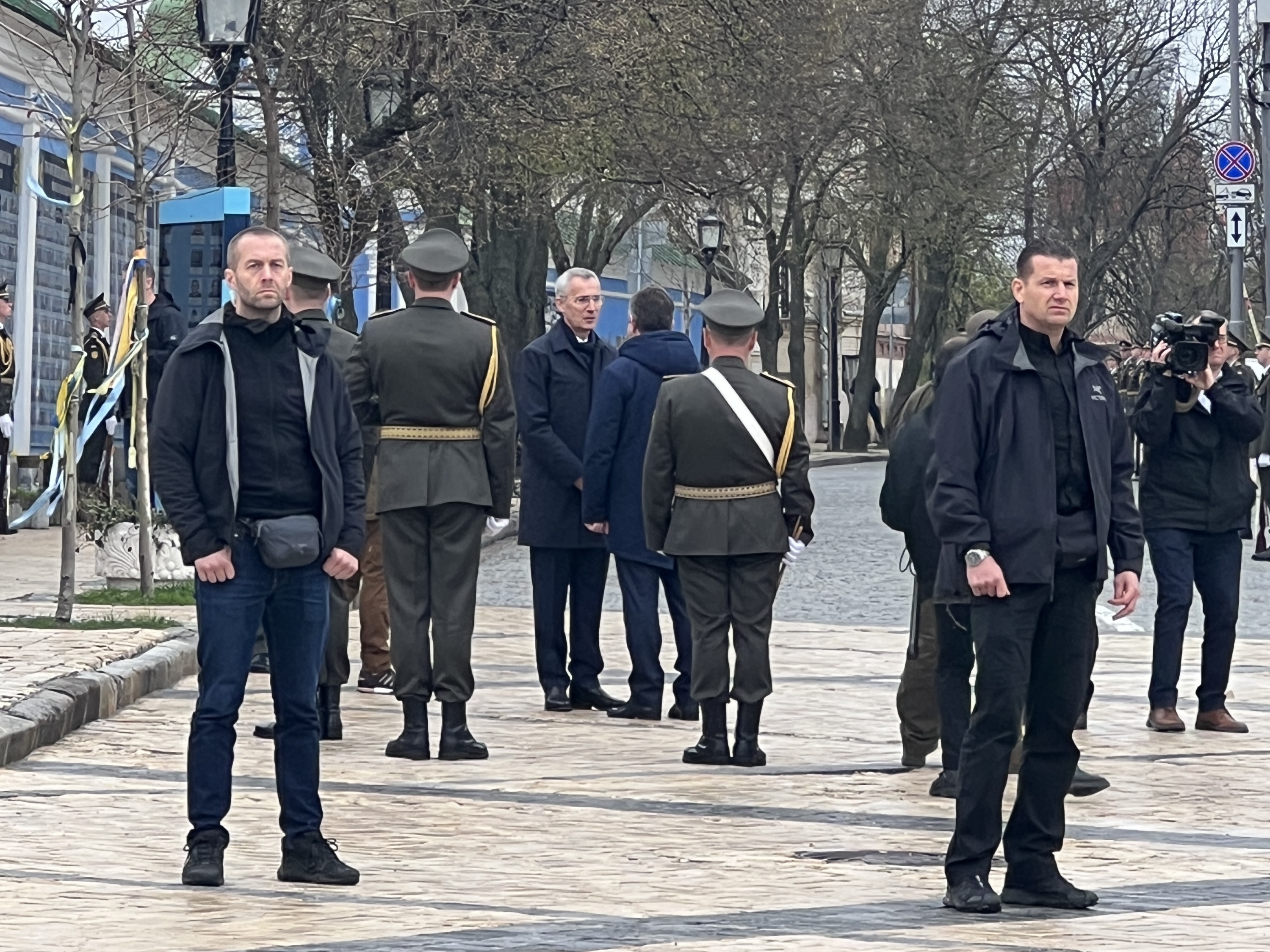 Prima vizită în Ucraina de la începutul războiului a șefului NATO. Stoltenberg se întâlnește la Kiev cu Zelenski
