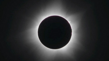 O eclipsă hibrid văzută prin telescop din Australia pe 20 aprilie 2023.
