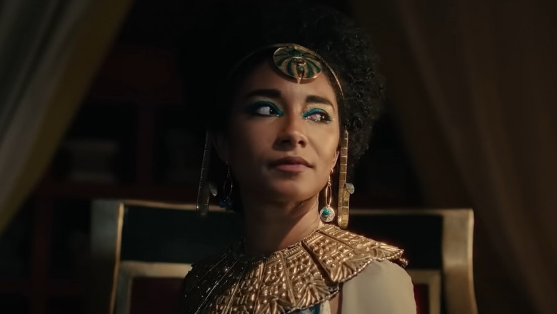 Captura video din serialul African Qeens produs de Netflix în care apare actrița Adele James în rolul Reginei Cleopatra.