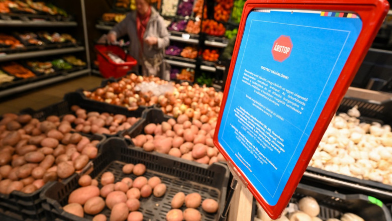 Un panou montat lângă raionul de cartofi dintr-un supermarket din Budapesta anunță prelungirea plafonului de preț la anumite alimente pe 15 noiembrie 2022/.