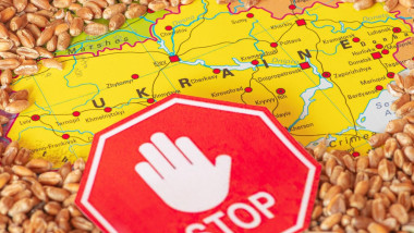 O imagine în care simbolul stop este plasat lângă o hartă cu Ucraina care este înconjurată de cereale.