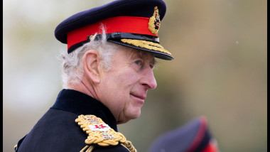 Regele Charles al Marii Britanii participă la o ceremonie militară în Marea Britanie, pe 14 aprilie 2023.