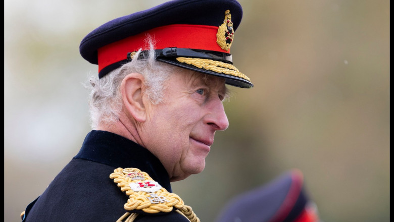 Regele Charles al Marii Britanii participă la o ceremonie militară în Marea Britanie, pe 14 aprilie 2023.