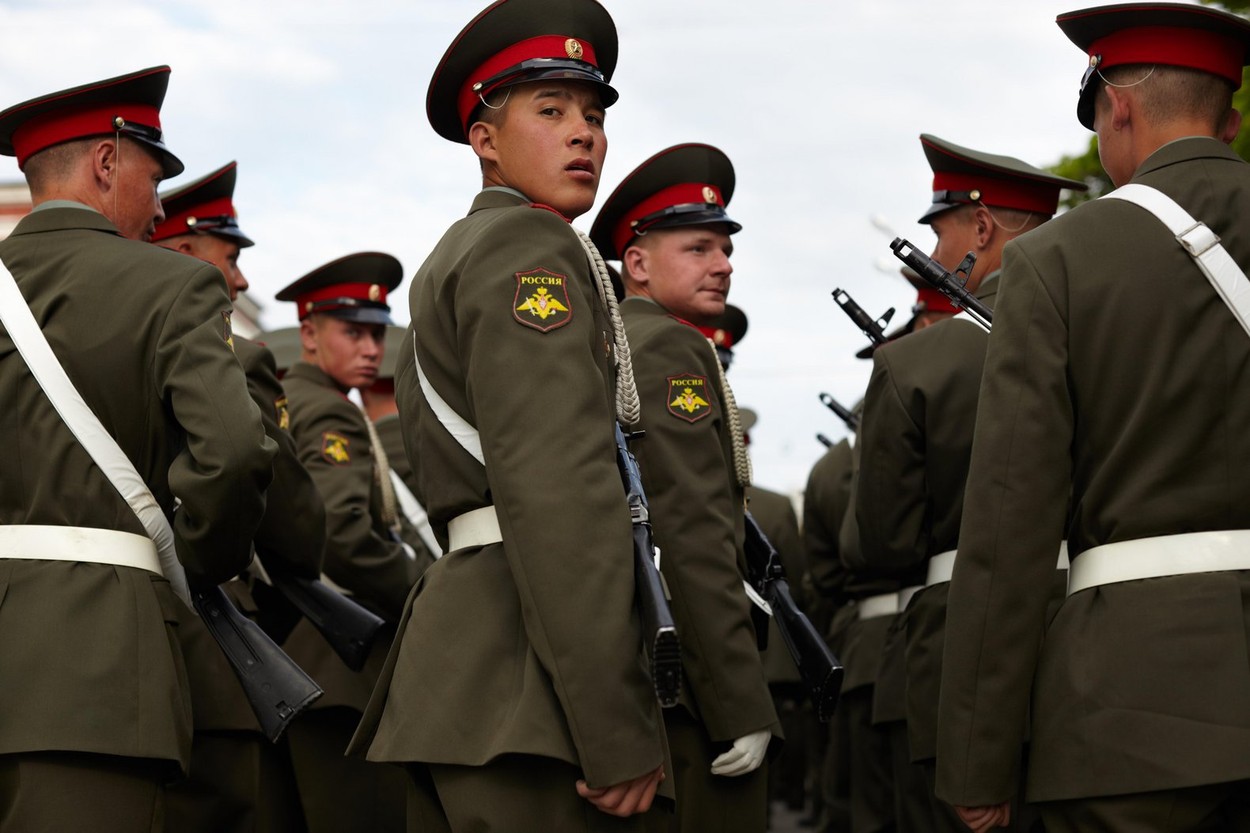 Rusia face apel la "bărbații adevărați" și le cere să meargă în Ucraina pentru "respect, o profesie onorabilă şi un salariu decent"