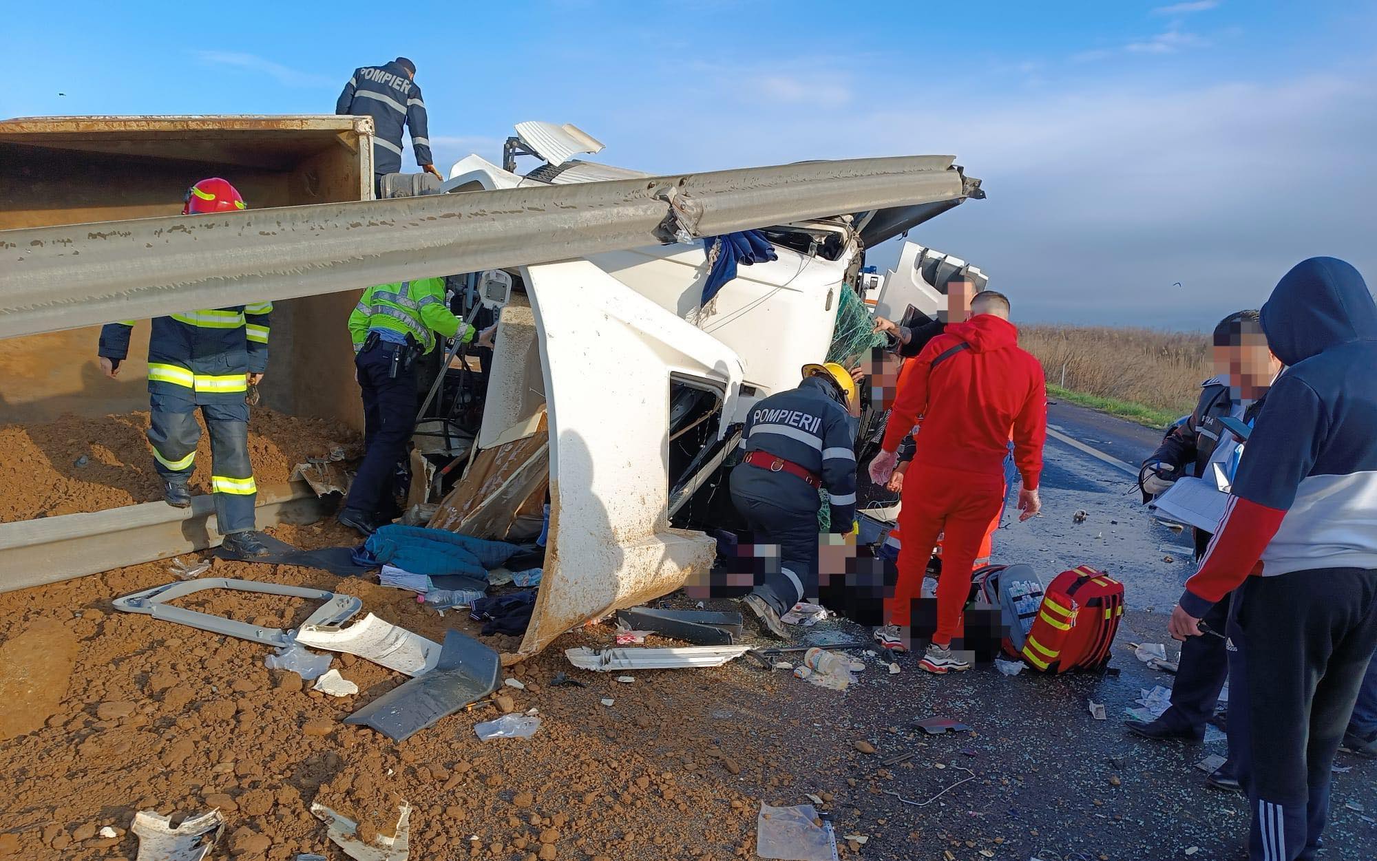 O basculantă cu nisip s-a răsturnat pe autostrada A1, blocând traficul pe ambele sensuri. Coadă imensă de TIR-uri și mașini