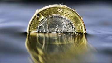 moneda euro pe jumatate in apa