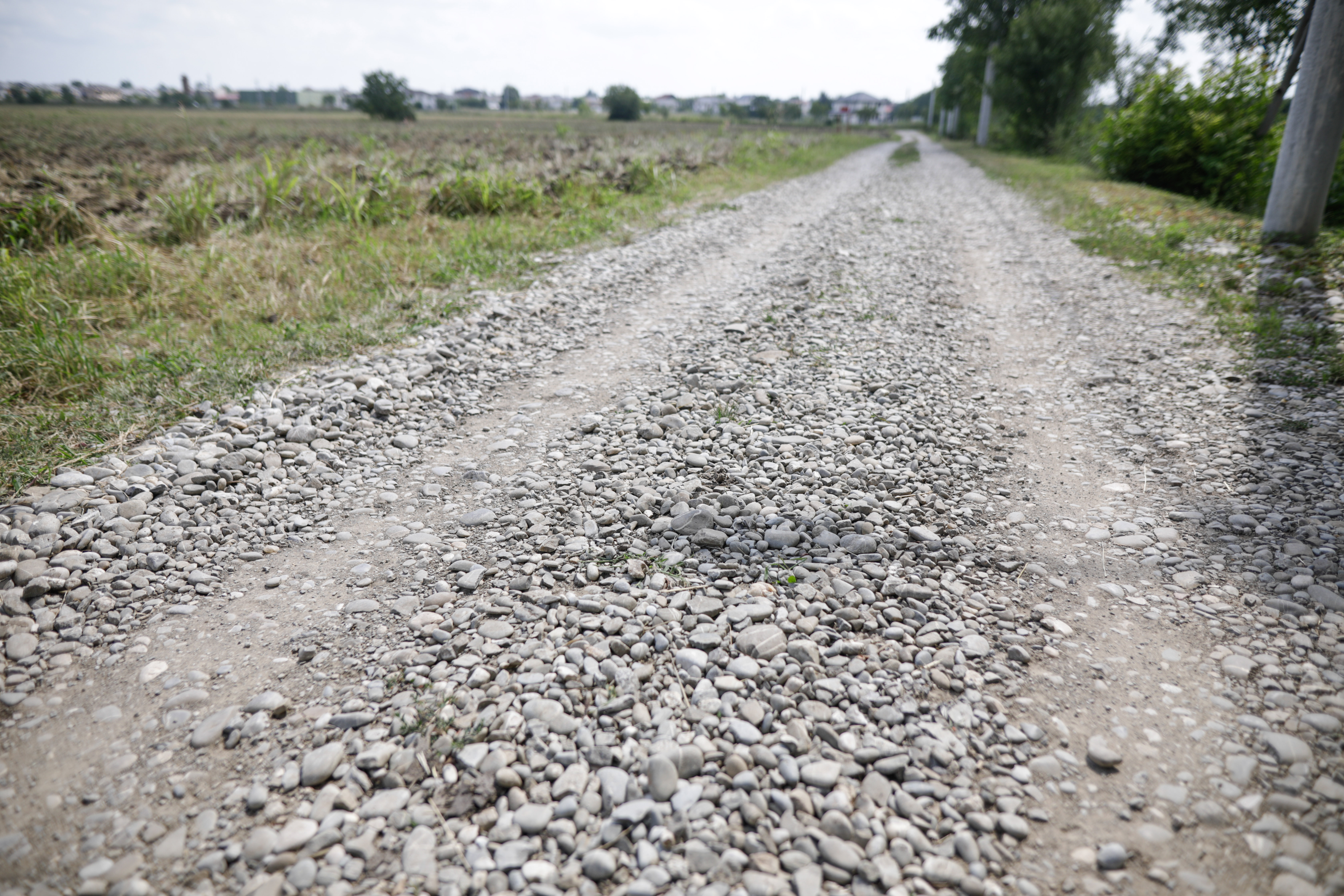 INS: Peste un sfert din drumurile publice sunt pietruite și de pământ. 30% din cele modernizate aveau durata de folosire depășită