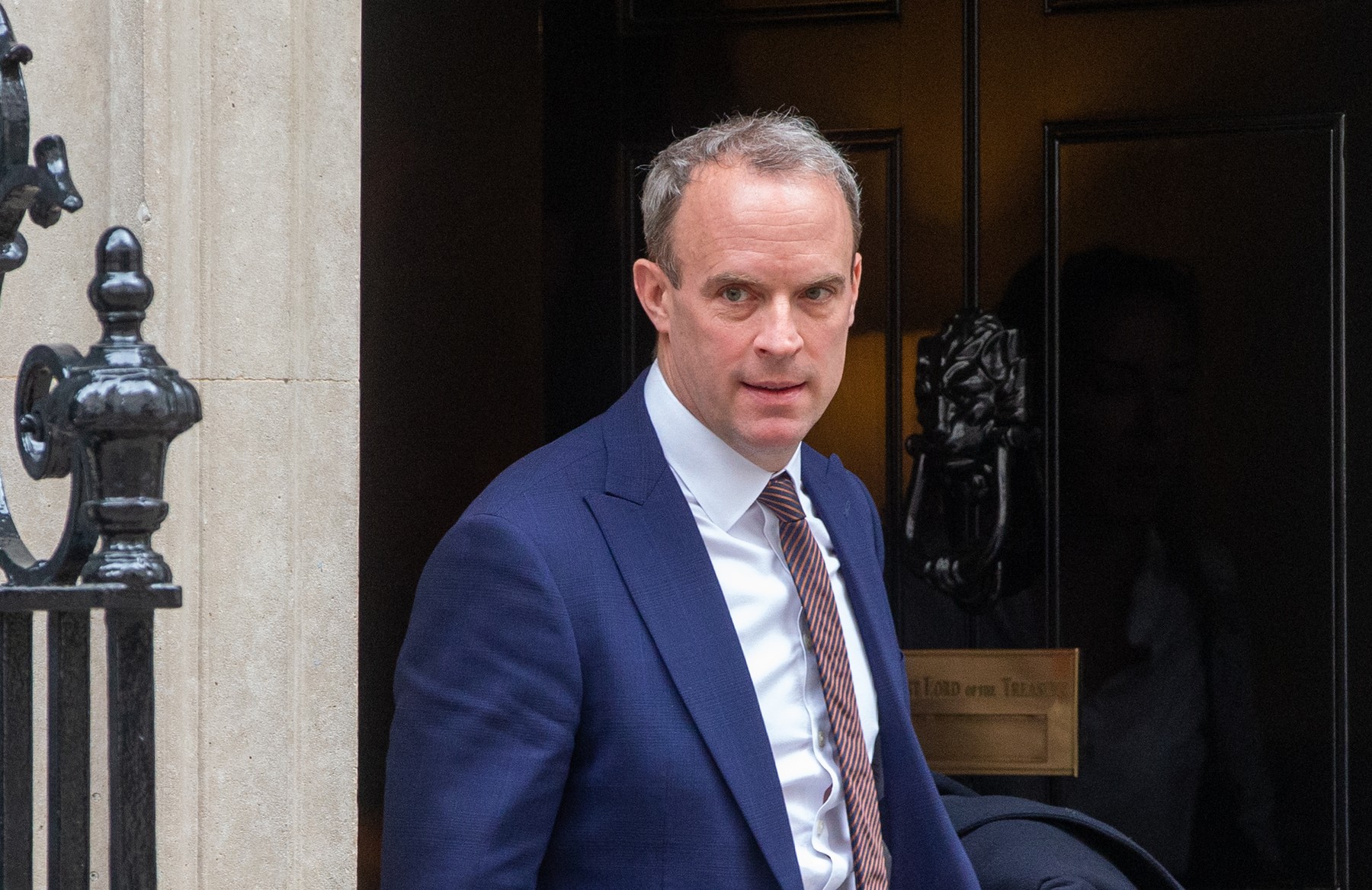 „Un tiran nepoliticos și agresiv”. Vicepremierul britanic Dominic Raab a demisionat după un nou scandal uriaș la vârful guvernului
