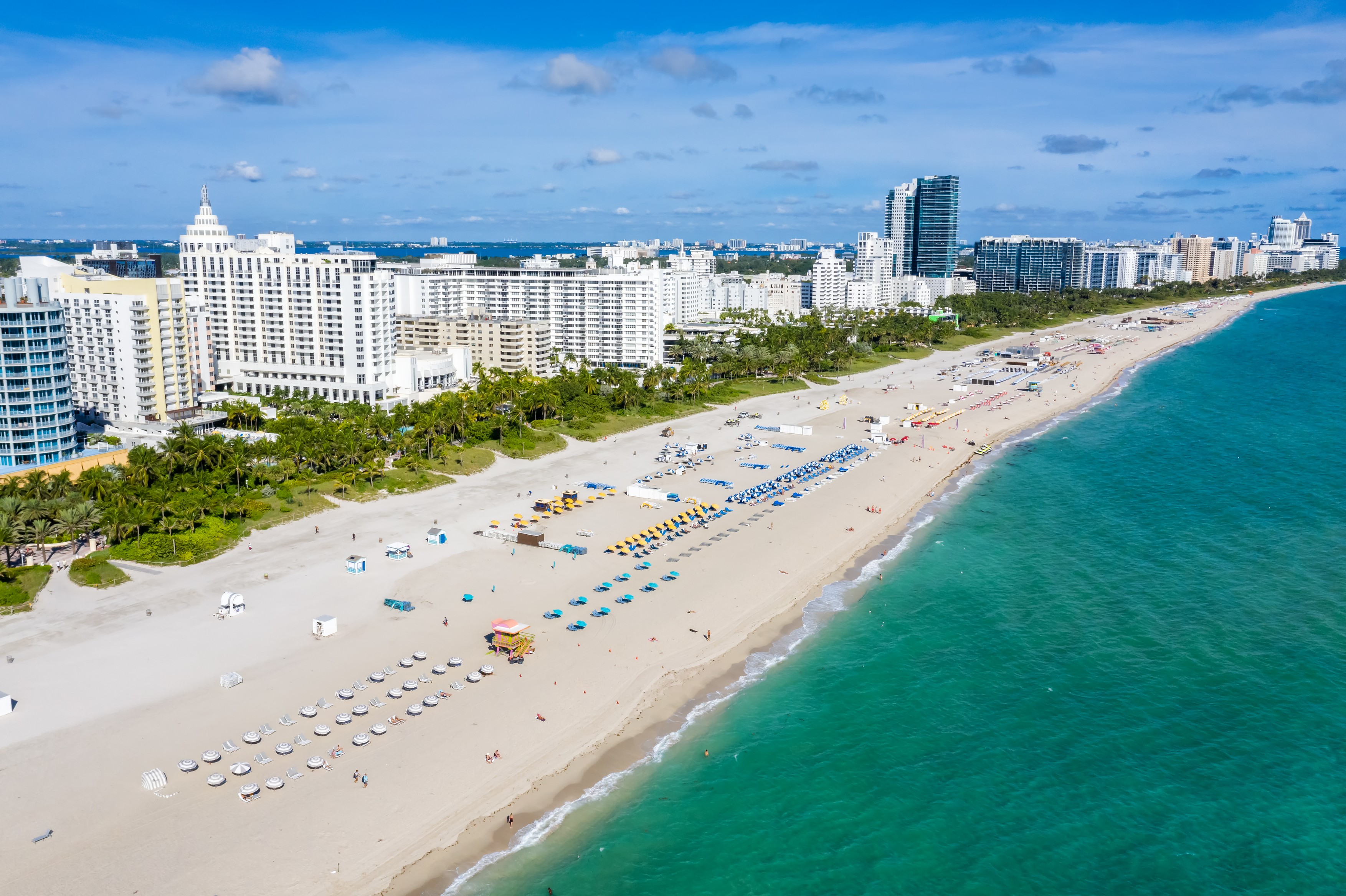 Momentul în care un vârtej de apă lovește o plajă populată din Miami