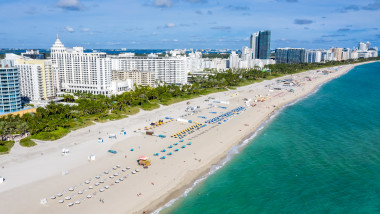 imagine din elicopter a plajei din Miami