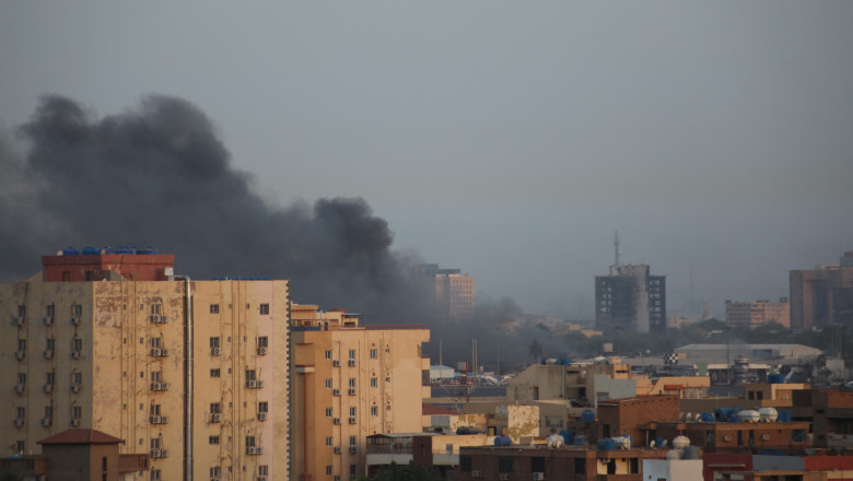 nord de fum se ridică în orașul Khartoum printre clădiri