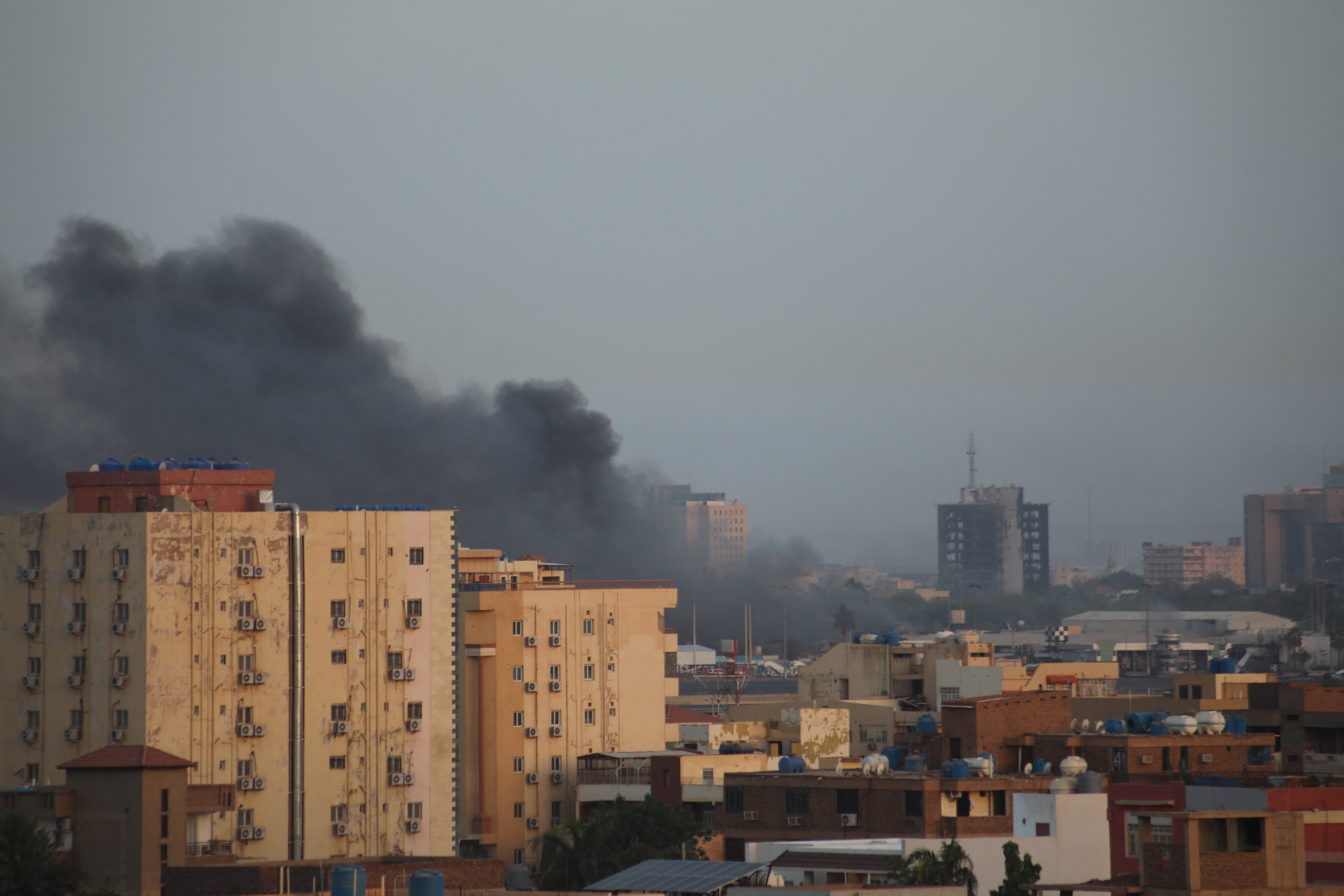 SUA, UK, Franța și China își evacuează diplomații și cetățenii din Sudan