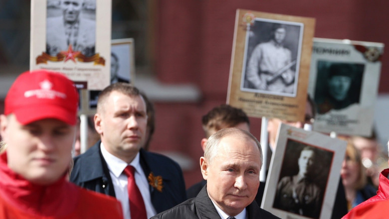Vladimir Putin participă la defilarea „Regimentului nemuritorilor” la parada din 9 mai 2022