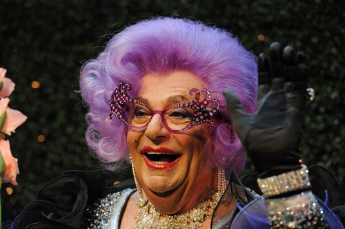 A murit actorul Barry Humphries, cunoscut pentru interpretarea personajului Dame Edna Everage