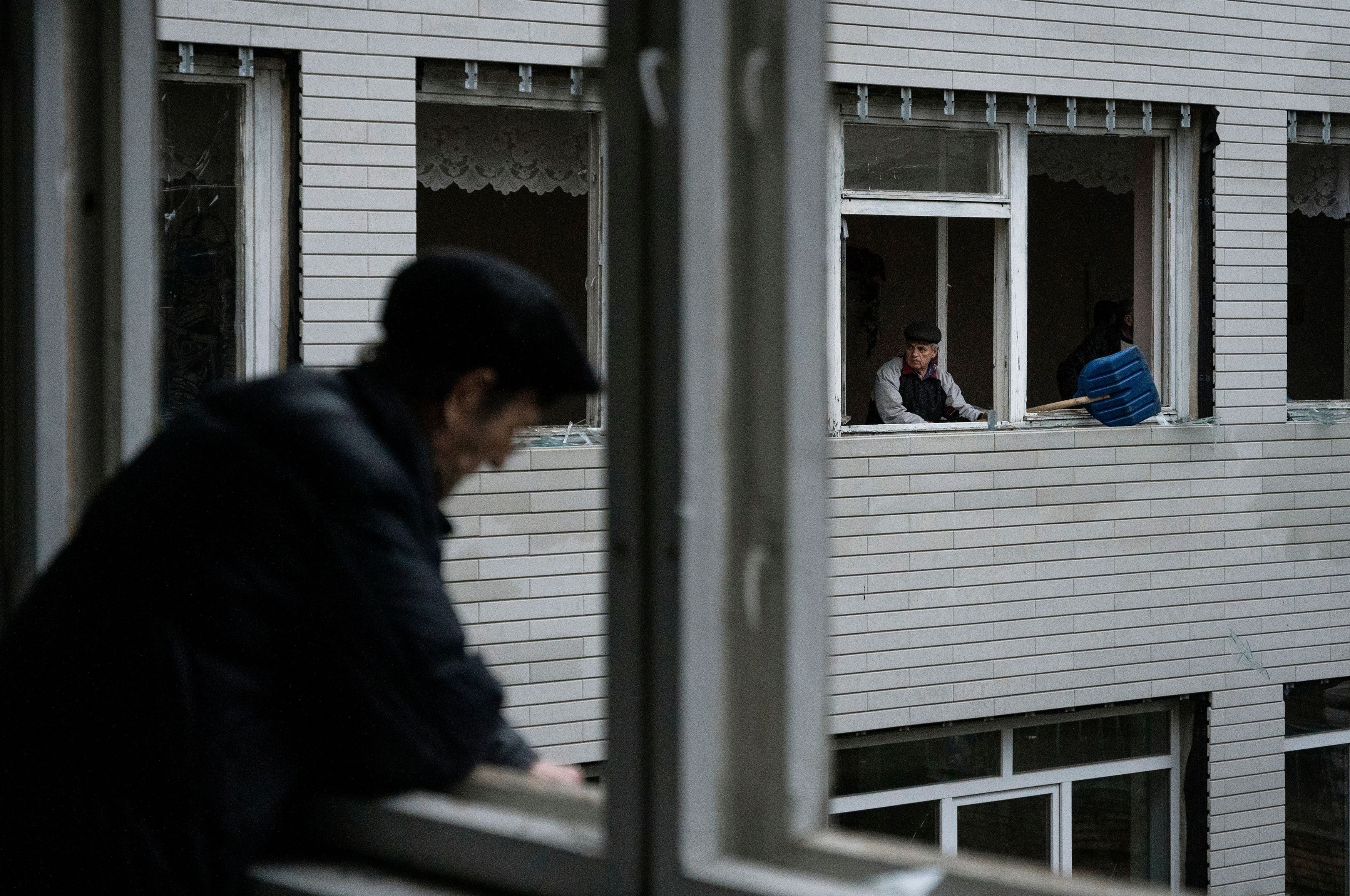 Reportaj din Kramatorsk, oraşul pustiit de război. „Oameni, câţi mai sunt, încearcă să facă faţă. Am început să ne obişnuim”