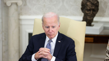 Joe Biden în biroul oval cu mâinile împreunate