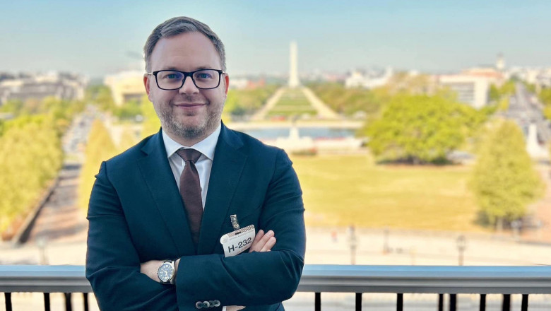 Balazs Orban cu mainile in san, poza la balcon in washington