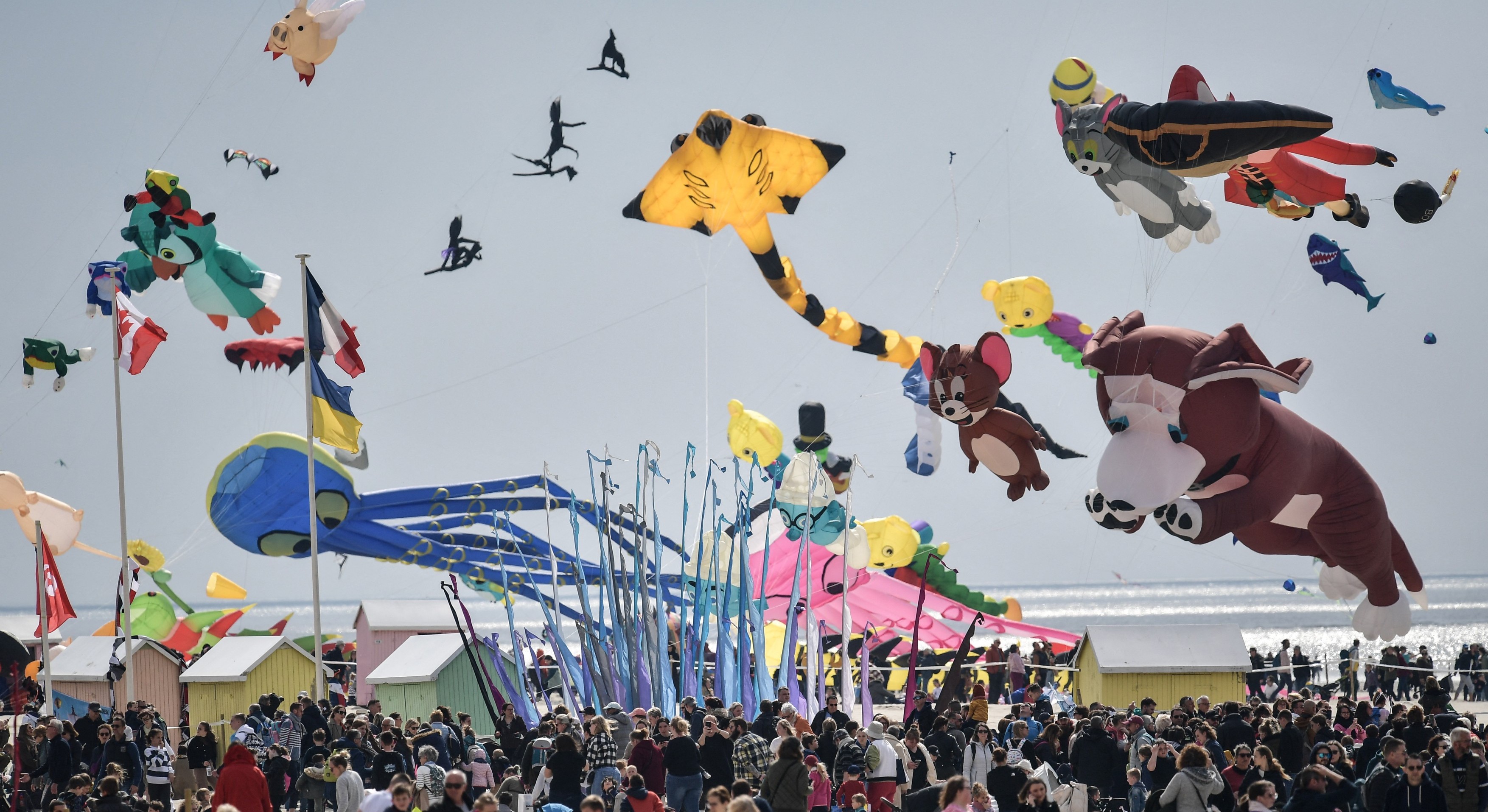 Un bătrân de 76 de ani a intrat cu mașina într-o mulțime de oameni adunați la un festival de zmeie. Cum s-a petrecut accidentul