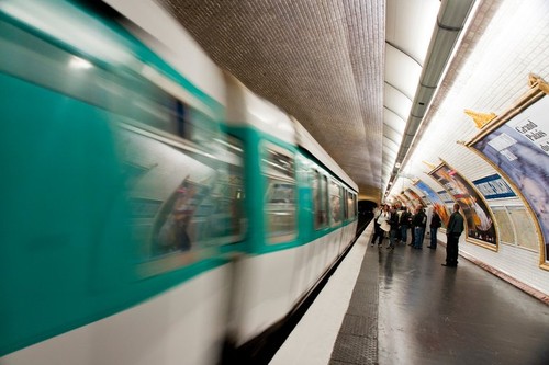 Atac cu cuțitul în metroul din Paris: trei femei au fost rănite, suspectul a fost reținut