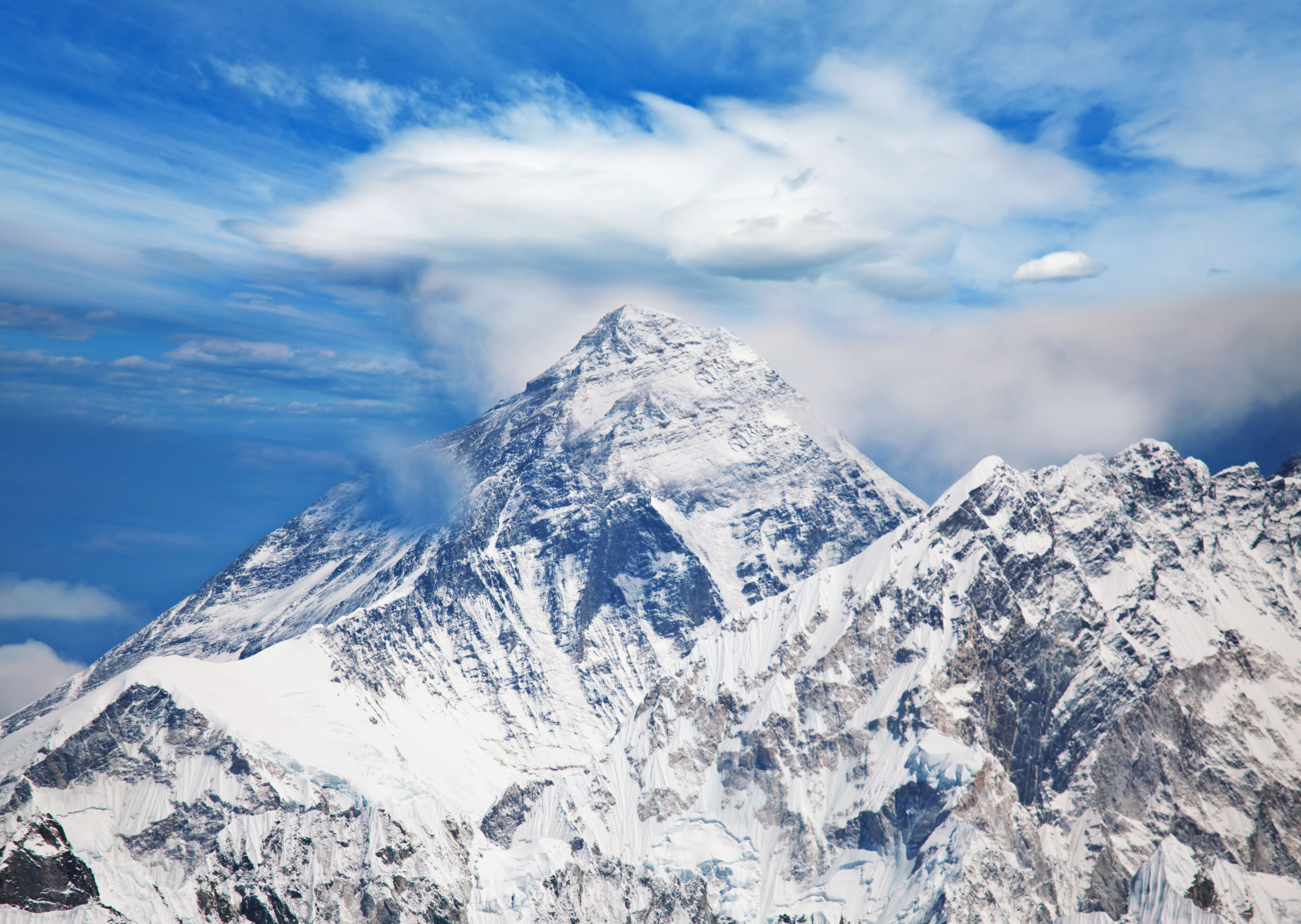 Cel mai mare număr de permise acordate alpiniştilor care vor să cucerească Muntele Everest din istoria alpinismului