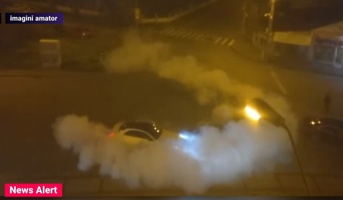 VIDEO Drifturi în mijlocul unei intersecții din București. Polițiștii îl caută pe șoferul teribilist