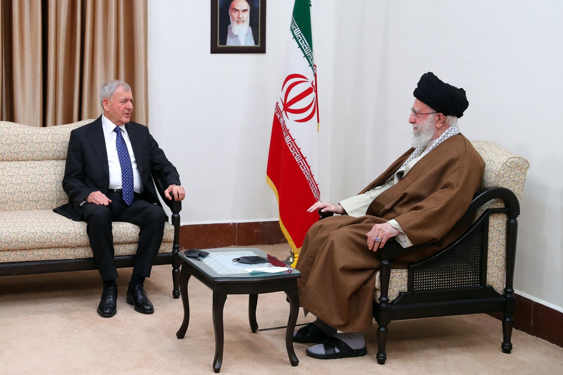 „Prezenţa chiar şi a unui singur american în Irak este prea mult”. Ayatollahul Iranului s-a întâlnit cu președintele irakian