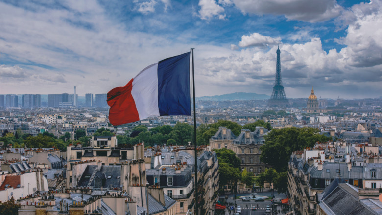 steagul frantei si imagine panoramica din paris in fundal