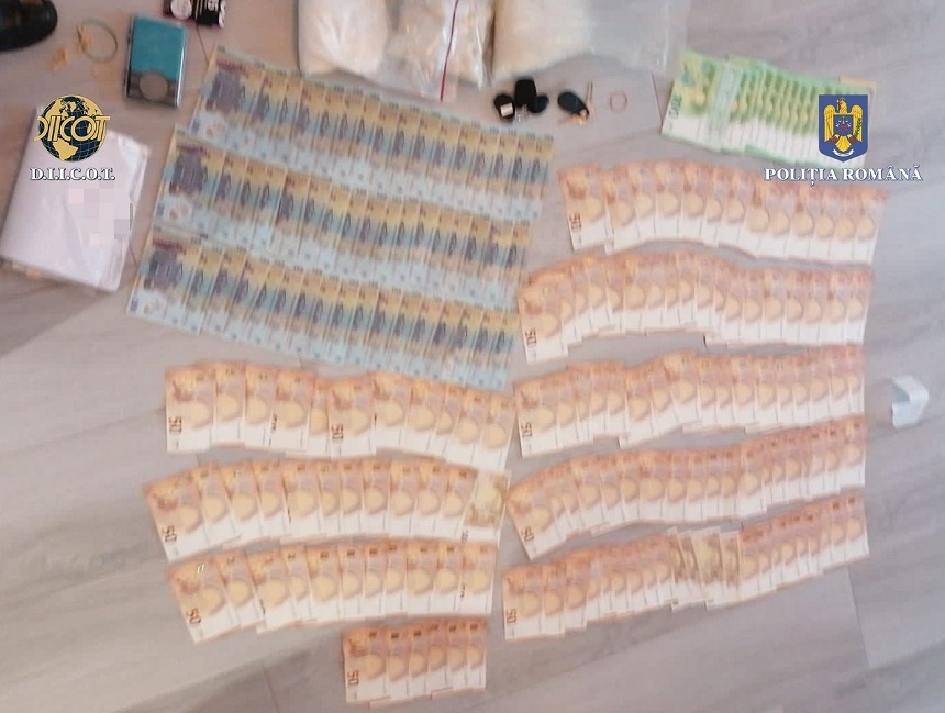 Peste două kilograme de droguri de mare risc, găsite în urma unei percheziţii domiciliare în Mamaia Nord. O persoană a fost reţinută