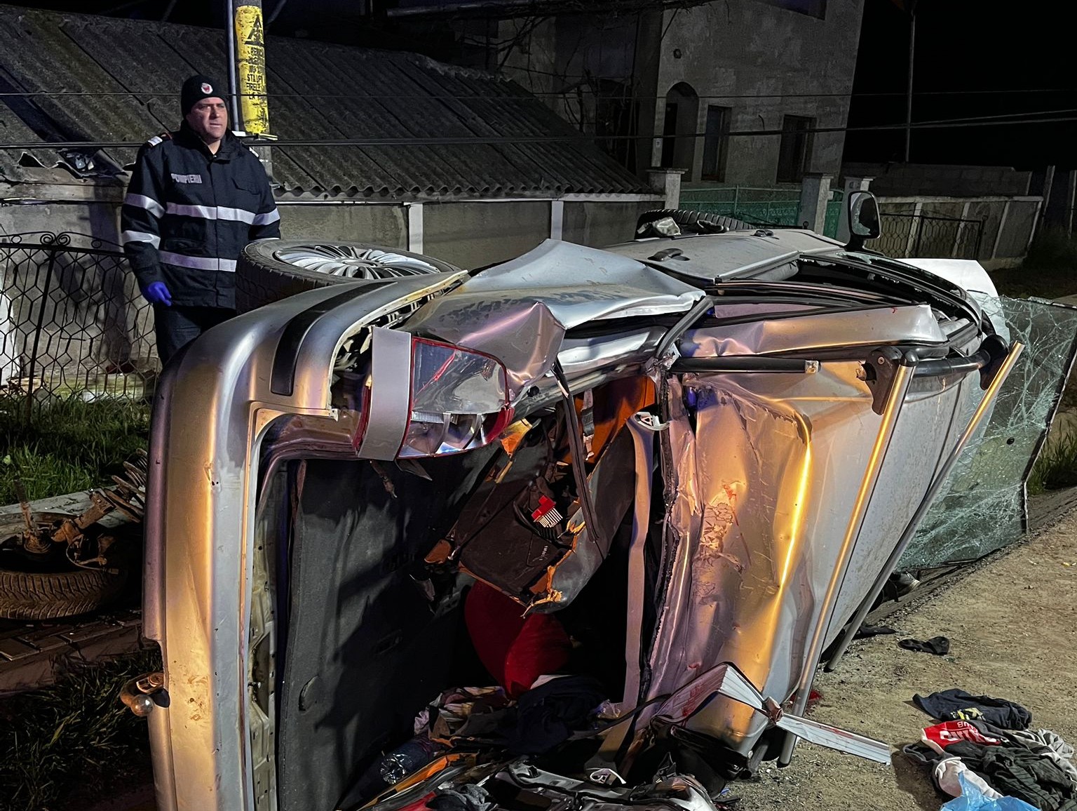 Un tânăr din Iași a furat o mașină și a făcut un accident în care i-au murit doi prieteni de 15 și 21 de ani. Nu avea nici permis