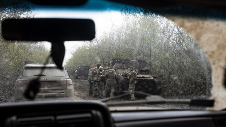 militari ucraineni în mașină pe „drumul vieții” spre Bahmut