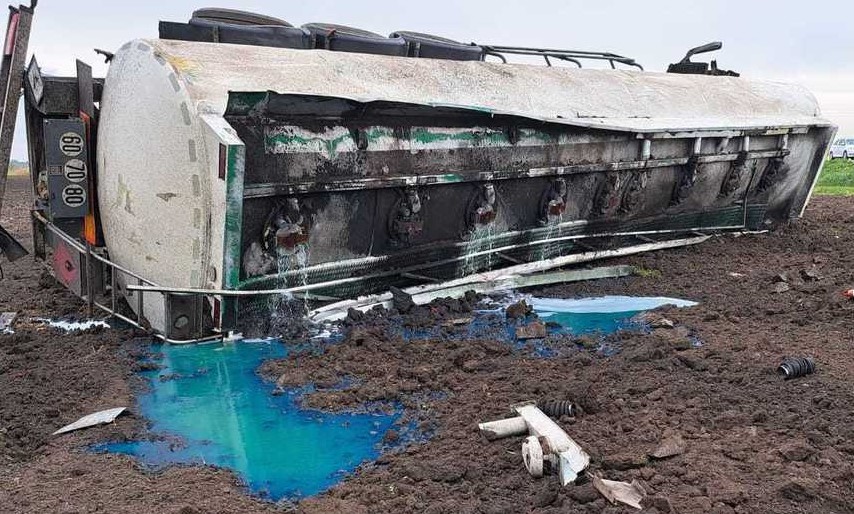 O cisternă încărcată cu motorină s-a răsturnat în Neamț. Este pericol de explozie, traficul e complet oprit