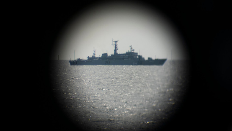 Navă de război pe mare, văzută prin binoclu