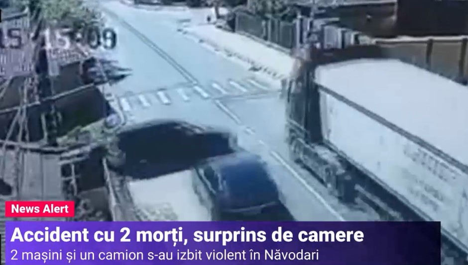 Momentul în care două mașini și un TIR se izbesc violent, în Năvodari. Doi oameni au murit