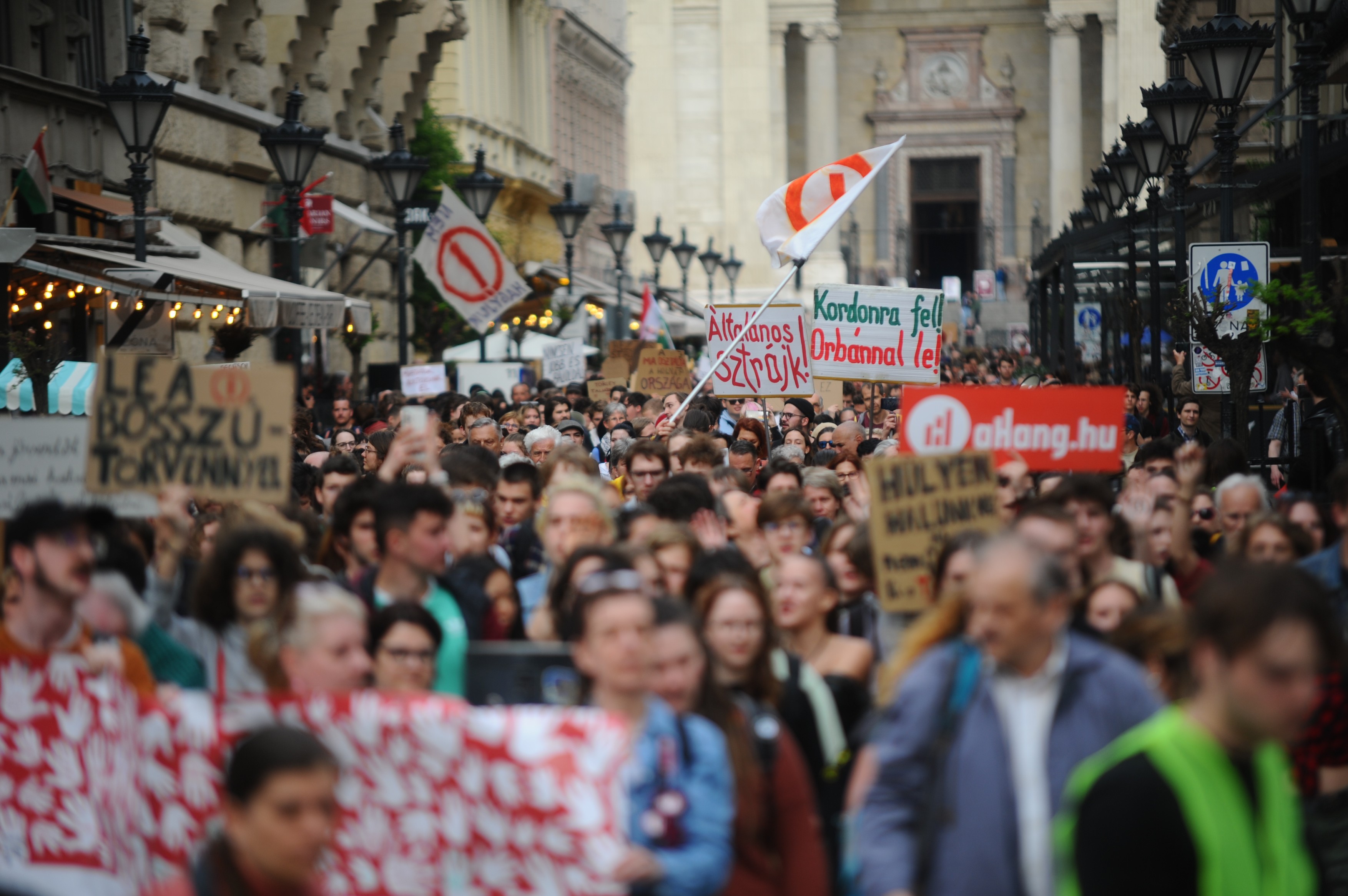 Poliţia a tras cu gaze lacrimogene în adolescenţi care protestau faţă de reformele lui Viktor Orban în domeniul educaţiei
