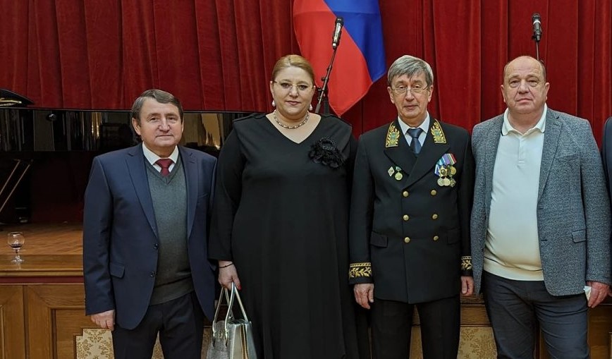 Șoșoacă merge la Ambasada rusă pentru a sărbători Ziua Victoriei cu Valeri Kuzmin. Senatul a publicat anunțul dar apoi l-a șters