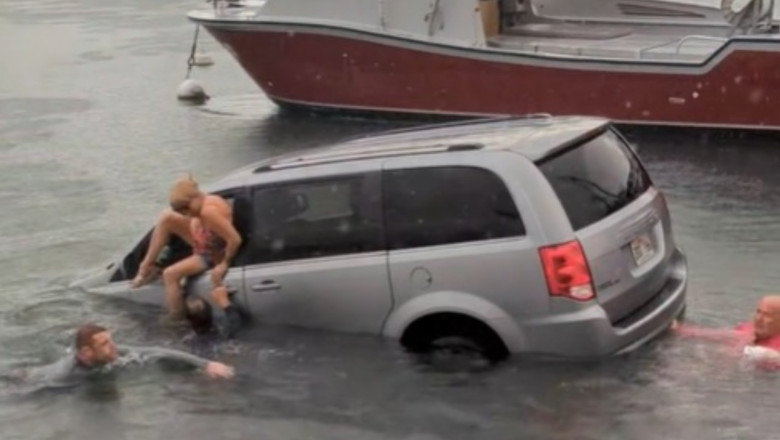 Două turiste au intrat cu mașina în ocean