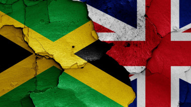 steagurile jamaica si regatul unit pe un zid crapat