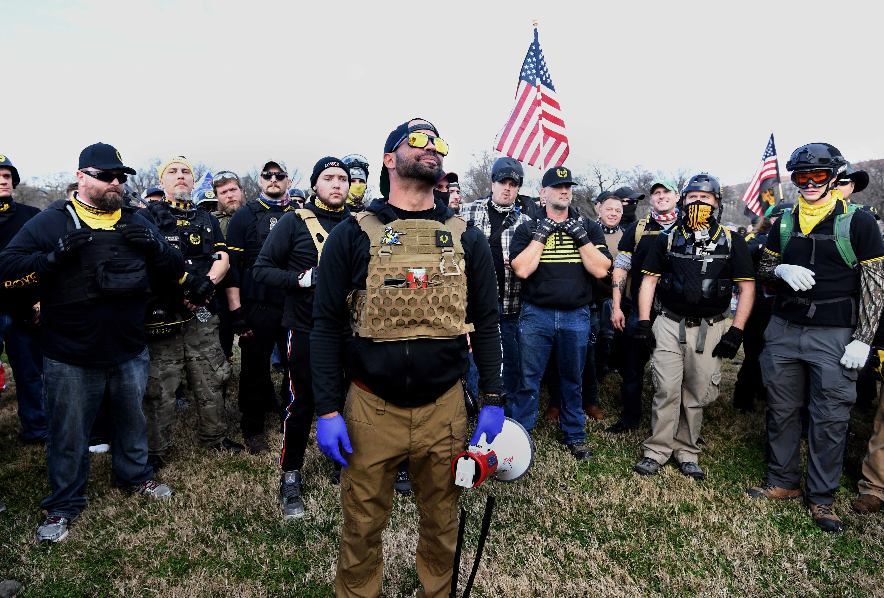 Membrii grupării extremiste Proud Boys au fost găsiți vinovați de „rebeliune” în asaltul Capitoliului SUA. Câți ani de închisoare riscă