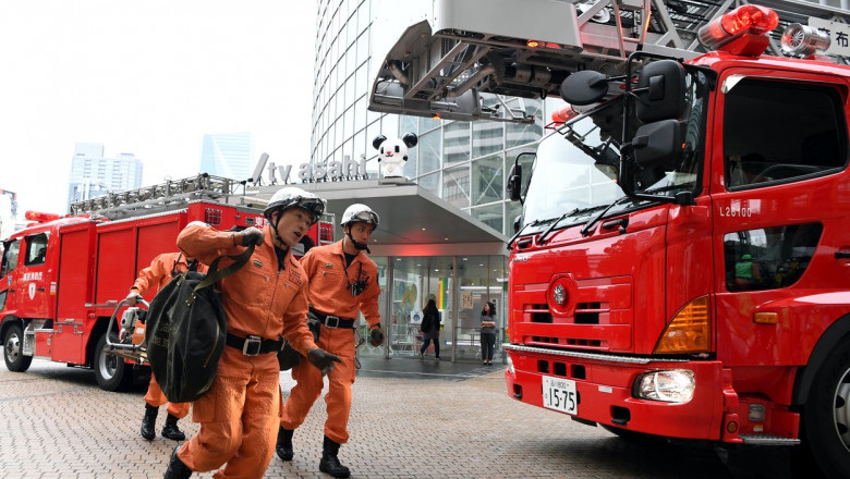 Pompieri iau parte la o simulare de intervenție în caz de cutremuri în Tokyo, Japonia, pe 9 martie 2018.