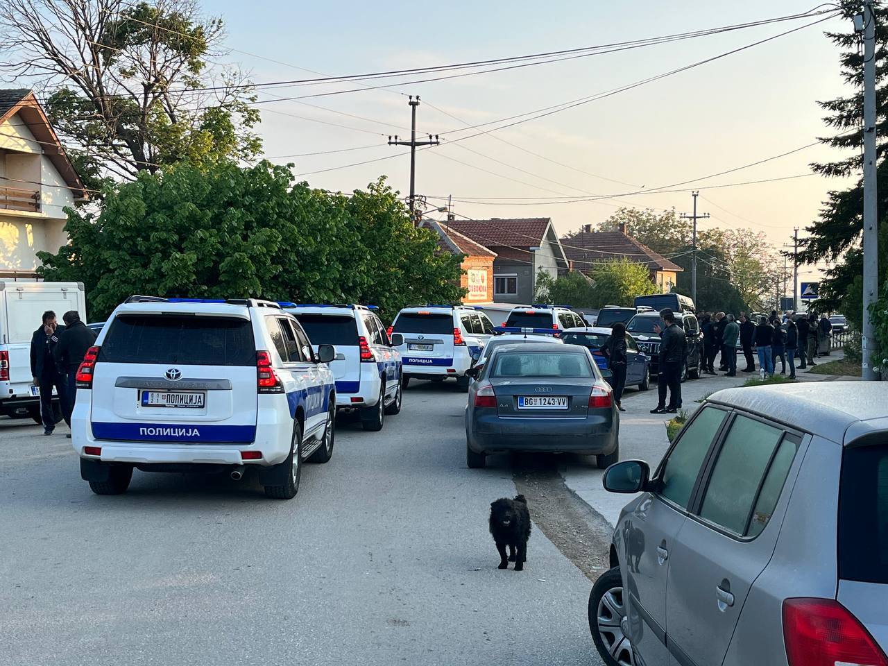 Filmul celui de-al doilea masacru din Serbia. Atacatorul de 21 de ani a amenințat cu o grenadă un șofer de taxi ca să-l ajute să fugă