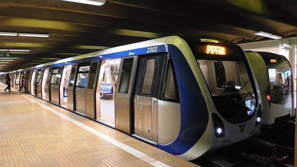 Un tânăr de 24 de ani a căzut pe şine în staţia de metrou Tineretului