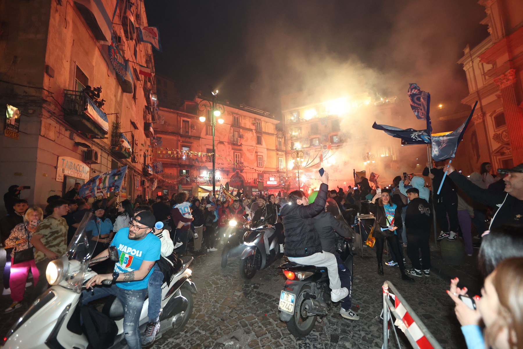 Tânăr împușcat mortal în Napoli, unde se sărbătorea titlul de campioană la fotbal. Sunt suspiciuni că ar fi fost o acțiune criminală