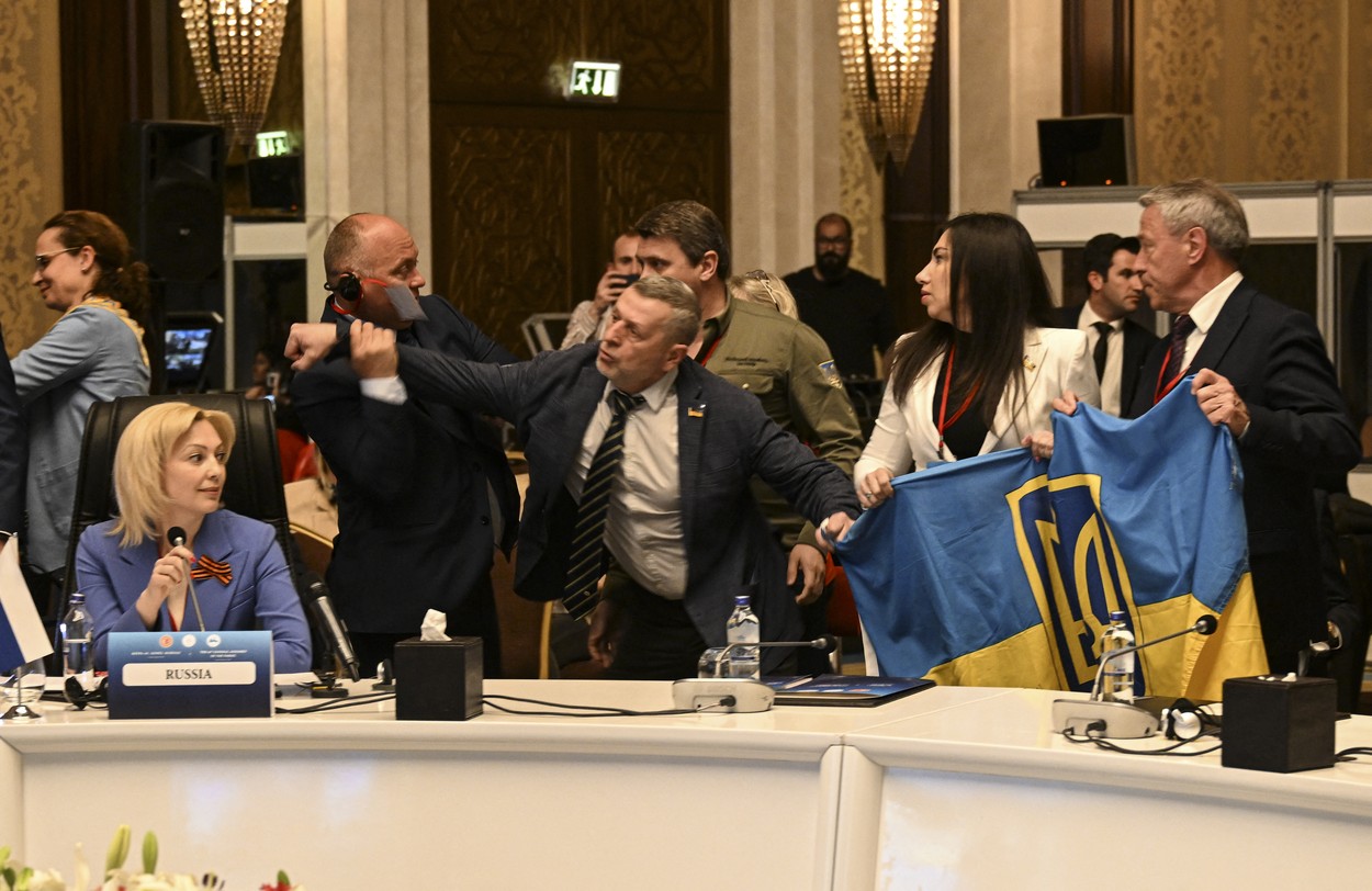 Un delegat ucrainean i-a dat un pumn în față unui reprezentant al rușilor, la o reuniune în Turcia