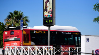 Un termometru stradal arată temperatura de 43 de grade în Sevilla, Spania, pe 26 aprilie 2023.