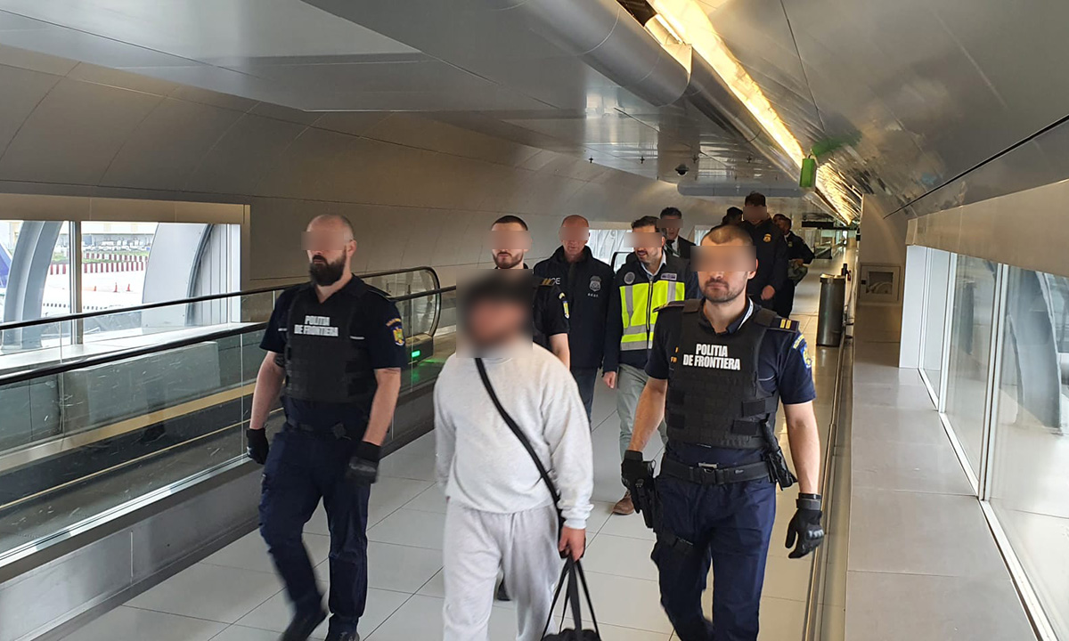 Un român căutat de autorităţile spaniole pentru omor a fost adus pe Otopeni sub escorta autorităților americane