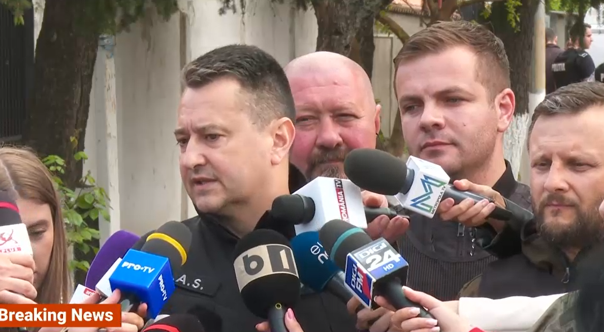 Cum a fost salvată fetița de 5 ani sechestrată de tatăl ei. Polițiștii l-au convins pe bărbat să scoată din casă două butelii de gaz