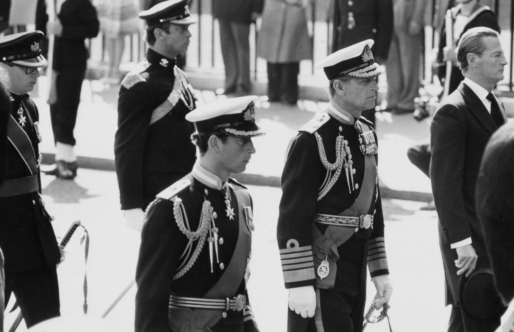 Cum a reuşit un model australian să-i fure un sărut prinţului Charles. Povestea din spatele "momentului Bond" de acum 44 de ani