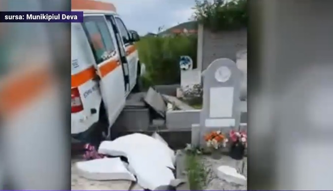 O ambulanță a distrus mai multe morminte dintr-un cimitir după o greșeală a șoferului