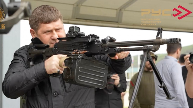 Liderul cecen Ramzan Kadîrov ține în mâini o armă de foc, într-un poligon, pe 31 martie 2023.